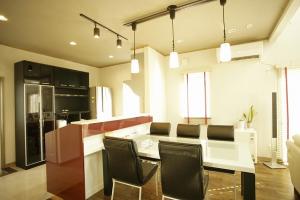 キッチンのワインレッドがポイントのダイニングキッチン