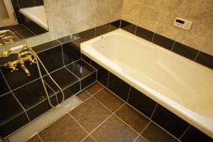 広々浴室もモノトーンな感じで