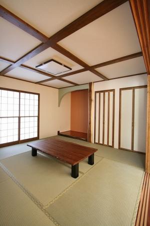 お客様こだわりの床柱や天井の和室です