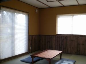 和室は腰壁を貼り、色をこげ茶にしてリビングと色分けしてます