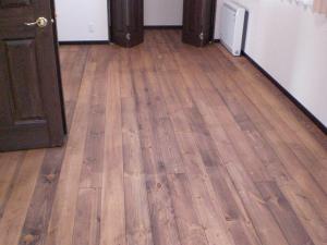 パインフロアです、軟らかくムクの温もりを感じる素材です、素足が気持ちいいです＾＾