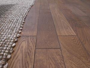 オークフロアです、基礎断熱で床下も暖まるんで床も暖かいですし、肌触りが最高ですね＾＾