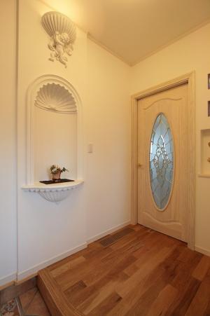 玄関では天使とニッチカウンターが迎え
てくれます＾＾