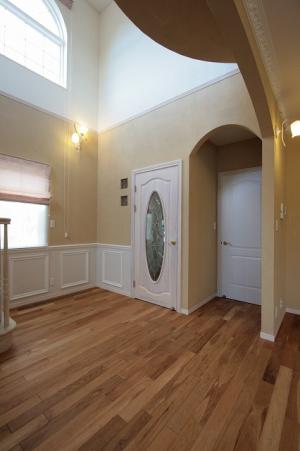 リビングドアもホワイトで、ステンドグラスと合いますねぇ〜