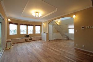 開放的なリビングです、吹き抜けからの採光で明るい空間です＾＾