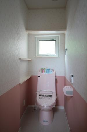 ピンクでコーディネートしたトイレです
小さな棚もあり使い易さもバッチリです