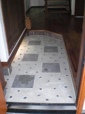 ドアを開けると土間風の玄関です、飛び石風にタイルを貼ってます、玄関収納の下からの間接照明がいいですねぇ〜＾＾