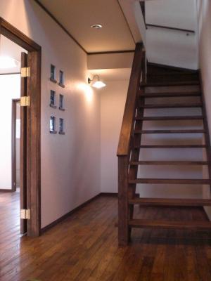 玄関ホールにスリップ階段が付いています、蹴込み板の無い開放的な階段です
手摺がアジアンモダンでいいですねぇ〜＾＾