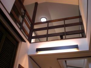 上を見ると吹き抜けで階段手摺と揃いの手摺で納めています、明るくて開放的な玄関ですよ＾＾