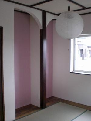 床の間スペースです、奥の壁をポイントでパープルの塗り壁です＾＾