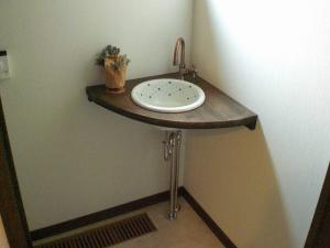 トイレの手洗いです、水栓の色や形が違うだけで雰囲気変わりますよぉ〜＾＾