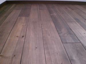 パインフロアも塗装によってアンティークな感じになりますよ、ツヤが出てくるともっと最高になります＾＾