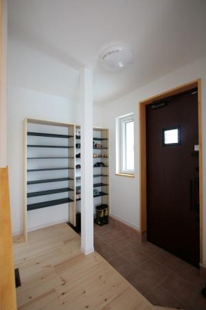 シューズクロークは土間収納兼用になってます＾＾濡れたものも置けて便利なんですよぉ〜＾＾
