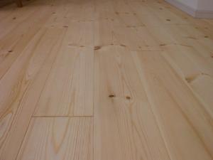 パインの無垢フロアをクリアの自然塗料で仕上げました、使い込むうちに自然のツヤが出て色が飴色に変化して行くのもイイんですよぉ〜＾＾