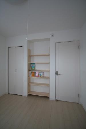 子供部屋には収納の奥行きを使った本棚を造り付けしました、２部屋なんで喧嘩しないように同じものを付けてますようぉ〜＾＾