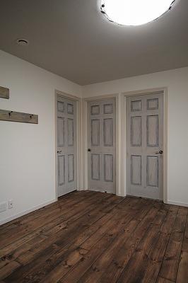 リビング廻りの建具は
エイジング塗装をしています。