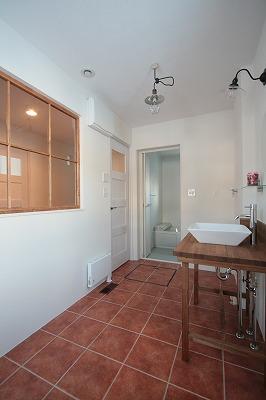 照明一つ一つがとても可愛い!!
玄関との境に大きな開口を設け、
暗くなりがちな洗面所も明るくなります☆