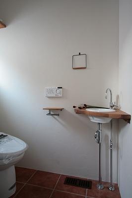 トイレの手洗いも手作りです＊