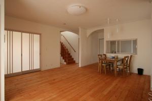 壁をポイントでアールにしています☆
リビングは、調湿や消臭効果のある珪藻土の塗り壁です＊