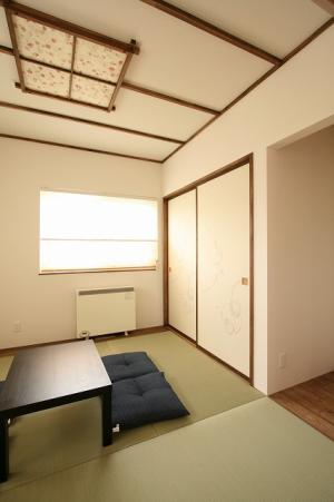 和室　和空間は落ち着きますね^^
照明の上に障子を貼りおしゃれです＊゜