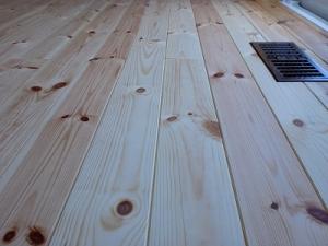 パインの無垢フロアー。段々に自然のツヤがでてきて、アメ色に変化していきます。色はクリアです。お好きな色を選べます☆″