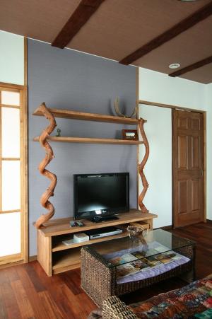 テレビ台も手作りで、クネクネと曲がっている
ユリアの木はバリ島から輸入している物です