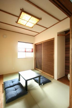 LDK隣にある和室です。襖にはよしづを貼り
アジアン風に仕上げました☆