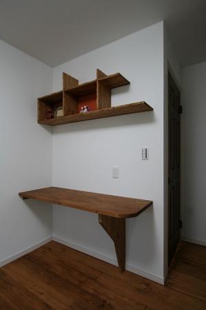 2Ｆフリースペースの棚
勉強机にもなりますね〜☆