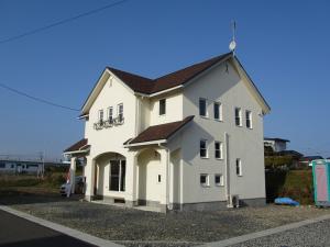 外観は、全て手塗りで仕上げました!!
弾性で伸び縮みする塗り壁材を使用しています☆