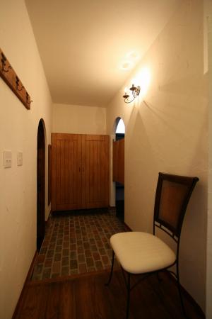 玄関＊レンガを敷き詰めました
色合いが素敵ですね♪
写真中央は大容量の靴箱です！