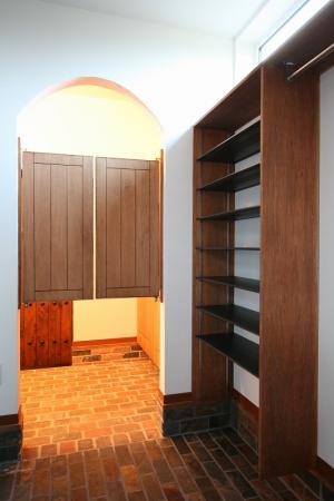 玄関から続く土間スペースです
濡れたものもそのまま持ち込めます^^
あるととても助かるスペースですね♪