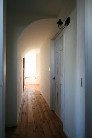 2Ｆの廊下はアールの天井になります
ﾄﾞｱはｴｲｼﾞﾝｸﾞ塗装をしています☆