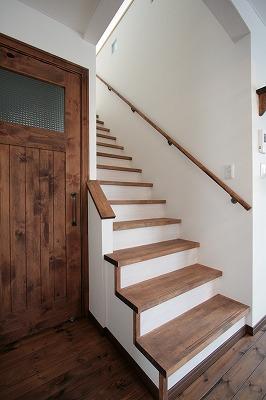 階段の蹴込み部分を白く塗装しました♬
素敵です!(^^)!