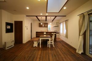 ＬＤＫ
無垢のﾌﾛｱｰに無垢のﾀﾞｲﾆﾝｸﾞﾃｰﾌﾞﾙ..
手作りの食器棚(^^)
木のぬくもりいっぱいな空間で素敵です♪