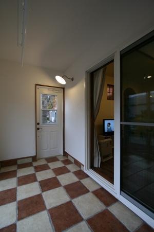 土間ｽﾍﾟｰｽ
外からも出入りできるようにドアも備え付け☆
床はタイルですので濡れても大丈夫です♪