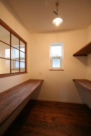 書斎☆
壁はあえて取り除き、ガラスをはめ込み
明るくて作業もはかどりそうですね〜☆