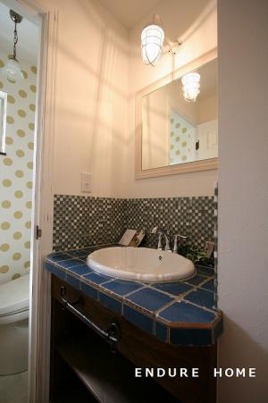 手作り洗面はタイルを貼り
マリンライトで可愛く♪
