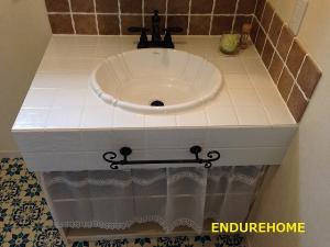 洗面台は手作りで造りました☆
茶色のタイルに白い目地の組み合わせが
素敵です！♡
クッションフロアの柄がポイントに♪