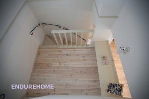 階段を６段ぐらい上がるとコチラの
中二階のスペースがあります。
カウンターを造りパソコンスペースにし、
リビングのテレビも見れます!(^^)!