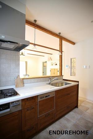 ナチュラルなウッドワンのキッチンを採用
付梁はアンティーク加工を施し、
おしゃれなアイアンパネルも
壁に埋め込みました☆
