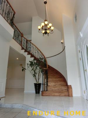 玄関を入ると…とても開放的な空間に！
曲線が美しいカーブ階段でお出迎え☆彡