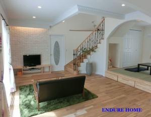 広々としたリビングの隣には小上がりの和室
続きで使うことで、空間を広く使用できますね◎