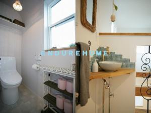 ２階トイレも薄紫で素敵にまとまっています。手洗いのタイルもお好みの物をお選びいただけます。