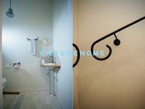 トイレの手洗いも手作り♪
階段の手すりも手作りです(^^)