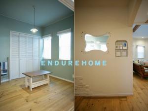 リビングの隣に続く洋室は水色の壁紙に☆壁の一部には曲線に穴をあけビー玉などを周りに埋め込みました!!