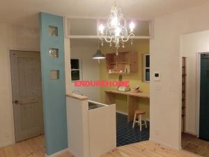 キッチンはマスタードカラーの壁紙をアクセントに床は10㎝角のタイルを一枚一枚貼りました☆