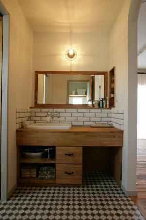 洗面台は手作りで施工しました。
お客様の好みにお造りできます(^^)/