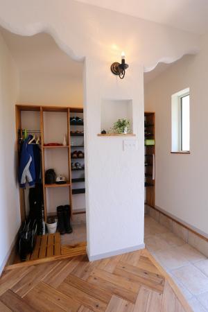 玄関ホールの床材はヘリンボーン
スタイルで施工しました♪