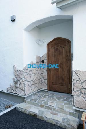 玄関は輸入木製玄関ドアと周りのストーンがポイントです＾＾