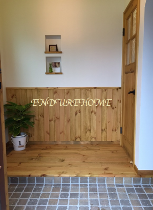 玄関は腰壁にもパイン材をはり木の温かみを出しました。10㎝角のこの床タイルも色のムラが素敵です♪